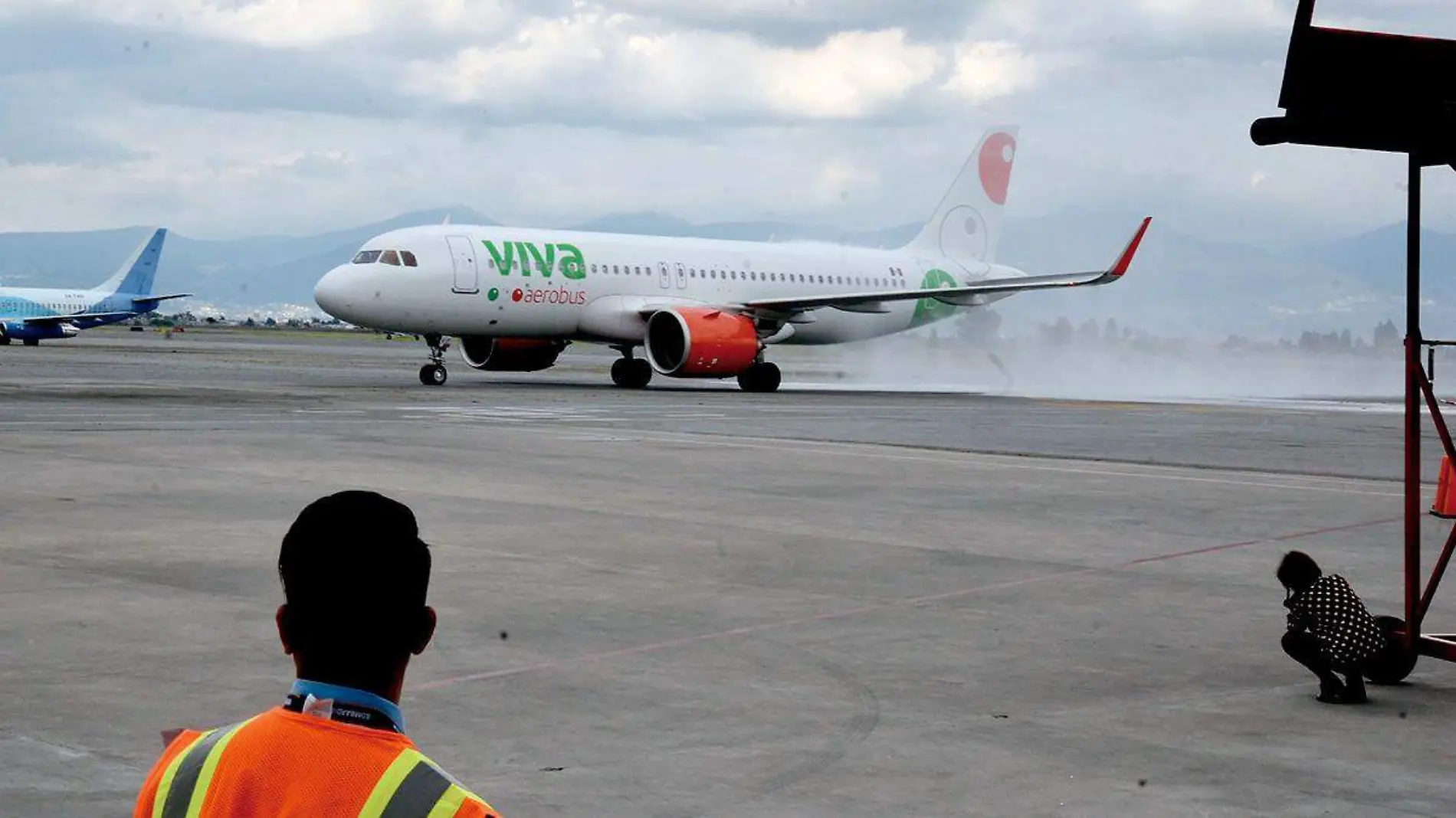 Avión Viva aterrizando en aeropuerto